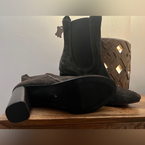 Beautiful RICH BROWN SUEDE BOOTS 🤎 - Picture 8 of 9